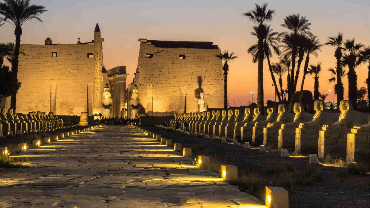 Entrée temple Louxor nocturne Egypte Oasis